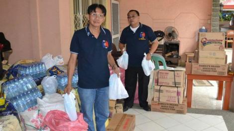 Rotarios filipinos preparan paquetes de socorro para los damnificados del tifón Haiyan. Centares de clubes rotarios del mundo entero coordinan el envío de artículos de primera necesidad a las zonas afectadas.
